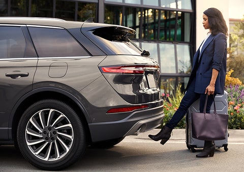 A woman with her hands full uses her foot to activate the available hands-free liftgate. | Sentry Lincoln in Medford MA